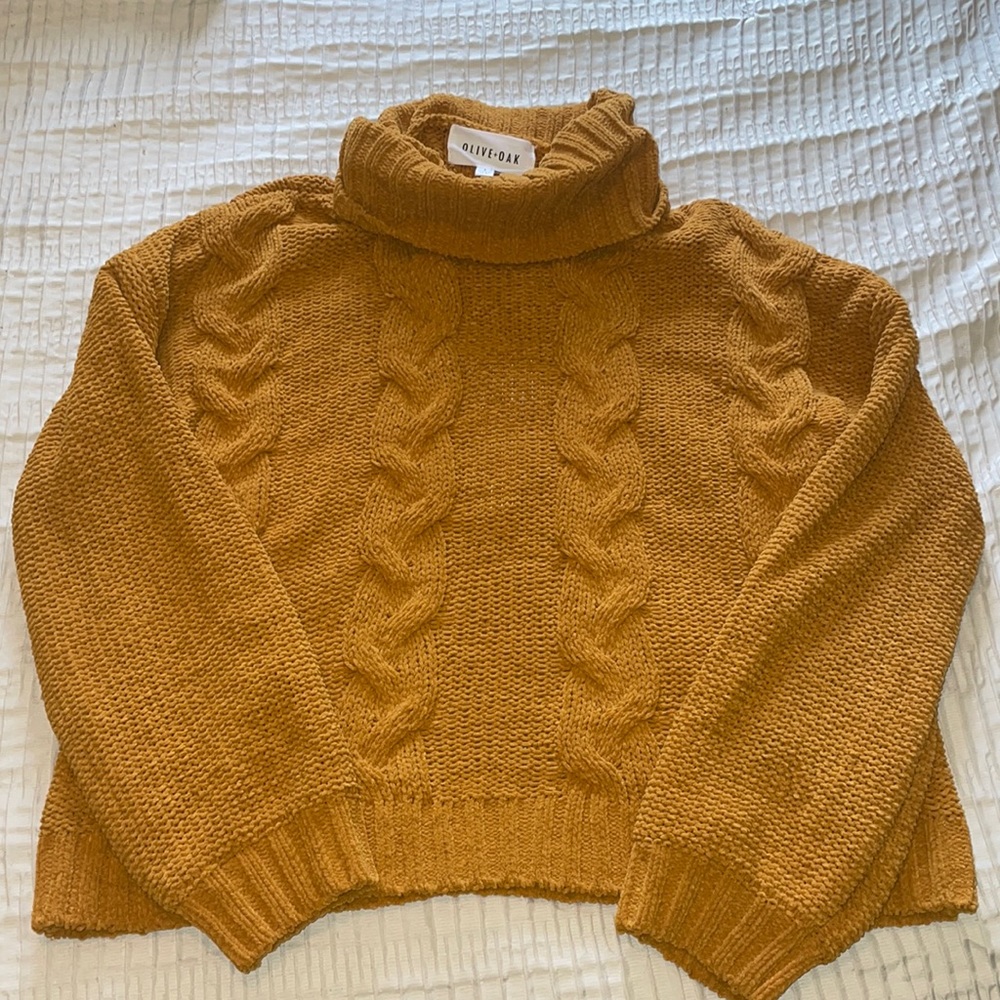new with tags, never worn. Gold sweater super soft. Size large